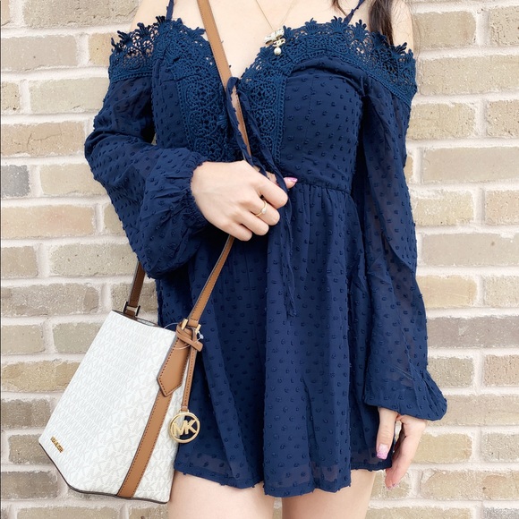 ‼️SALE‼️ 👜💕- Michael Kors Bucket Crossbody - Picture 3 of 6